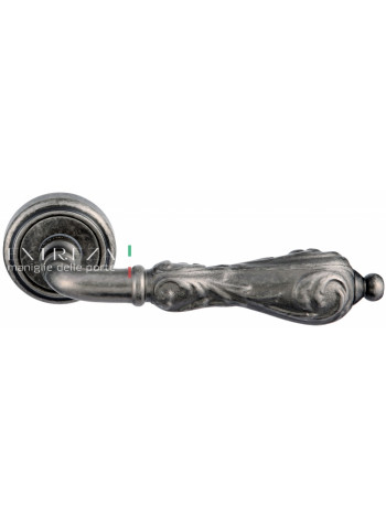 Ручка дверная на круглой розетке Extreza GRETA (Грета) 302  R01 Серебро античное F45
