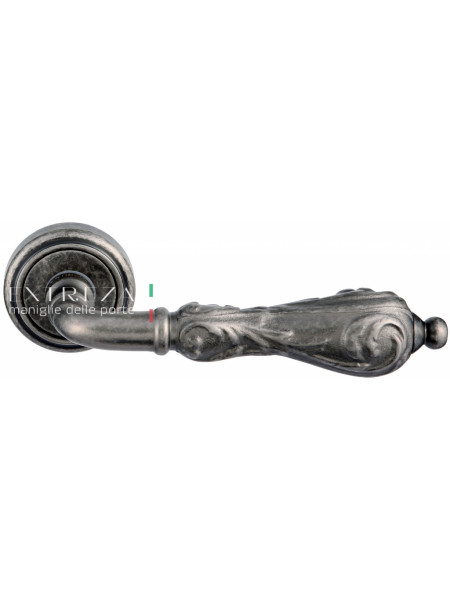 Ручка дверная на круглой розетке Extreza GRETA (Грета) 302  R01 Серебро античное F45