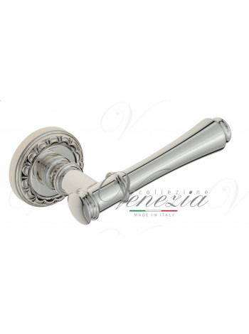 Ручка дверная на круглой розетке Venezia Callisto D2 натуральное серебро + черный