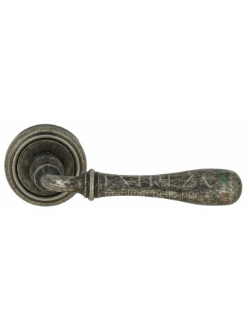Ручка дверная на круглой розетке Extreza CARRERA (Каррера) 321 R01 Серебро античное F45