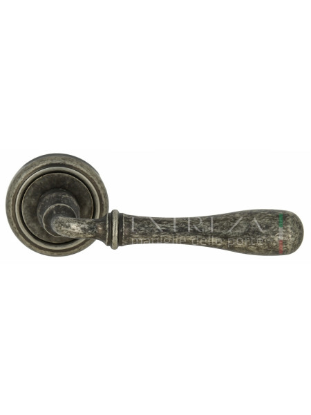 Ручка дверная на круглой розетке Extreza CARRERA (Каррера) 321 R01 Серебро античное F45