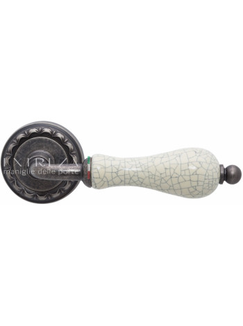 Ручка дверная на круглой розетке Extreza DANA CRACKLE (Дана кракле) 306  R02 Серебро античное F45