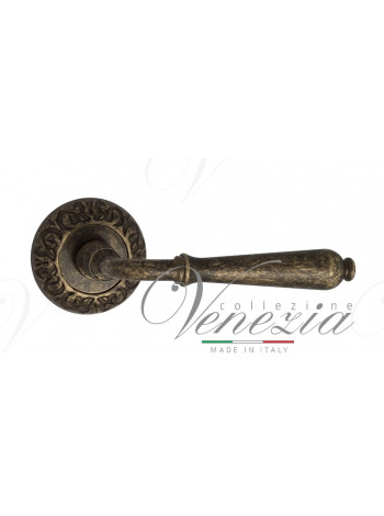 Ручка дверная на круглой розетке Venezia Classic D4 Античная бронза
