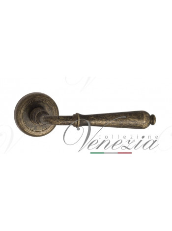 Ручка дверная на круглой розетке Venezia Classic D1 Античная бронза