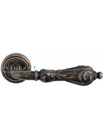 Ручка дверная на круглой розетке Extreza GRETA (Грета) 302  R01 Бронза античная F23